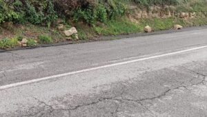 Tarquinia – Piovono massi dal costone: pericolo su via della Gabelletta: “Per intervenire dobbiamo aspettare una tragedia?” (FOTO)