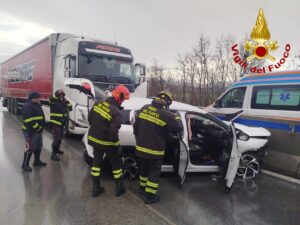 Terni – Gravissimo incidente sulla E45, frontale tra auto e tir: uomo in gravissime condizioni