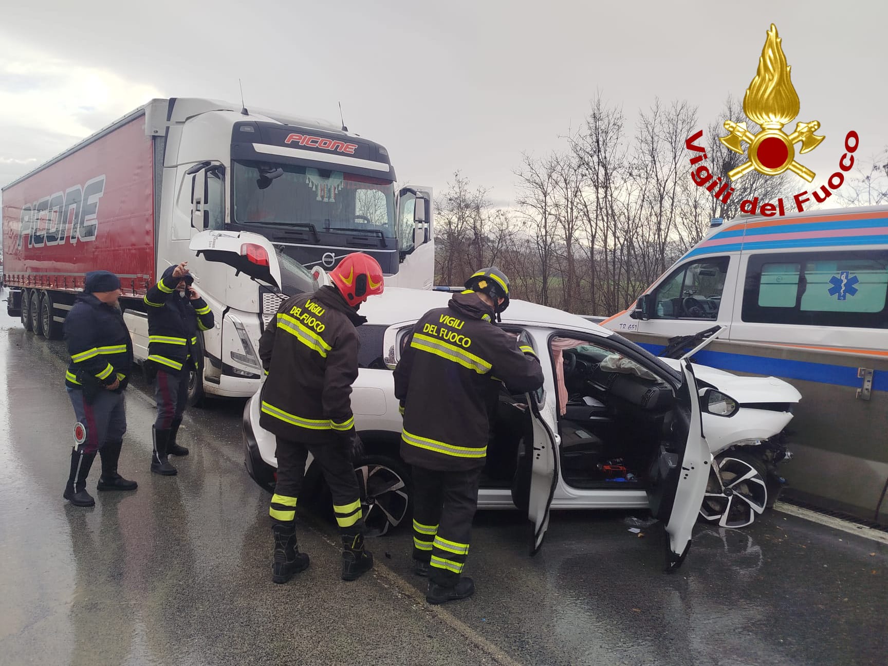 Terni – Gravissimo incidente sulla E45, frontale tra auto e tir: uomo in gravissime condizioni