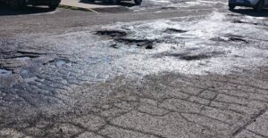 Tarquinia – Buche come crateri nel parcheggio del Top 16: proteste e disagi da anni