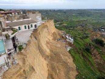 Frana Niscemi, sindaco agli abitanti: “Rispettate i divieti di accesso nella zona rossa”