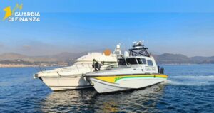 Inseguimento da film in mare tra la finanza di Civitavecchia e un’imbarcazione “abusiva” (VIDEO)