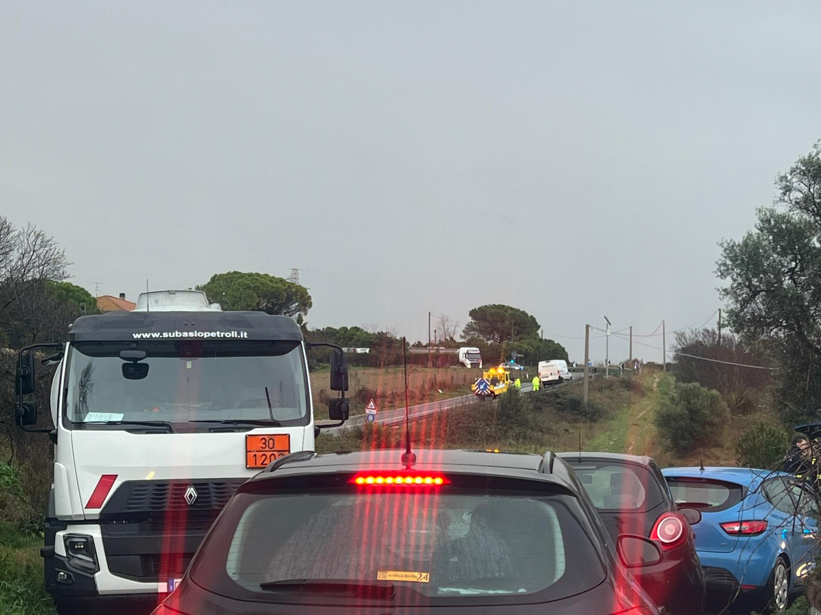 Autocisterna si ribalta sull’Aurelia bis: traffico bloccato tra Tarquinia e Monte Romano, elisoccorso sul posto (FOTO)