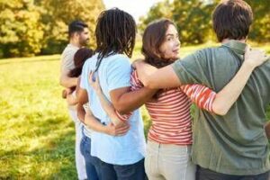 Hugging Day, fra calore umano e robot il potere terapeutico dell’abbraccio