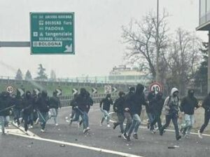 Scontri ultras, panico in autostrada – Guerriglia in direzione Bologna tra tifosi Roma e Fiorentina: la ricostruzione