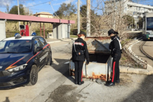Roma – Shock in città: cadavere trovato in un cassonetto, scattano indagini serrate