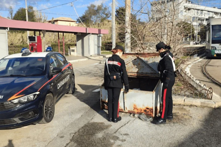 Roma – Shock in città: cadavere trovato in un cassonetto, scattano indagini serrate