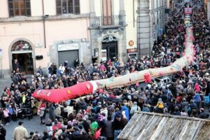 Viterbo – Arrivano le befane con la calza più lunga del mondo, occhi alla viabilità