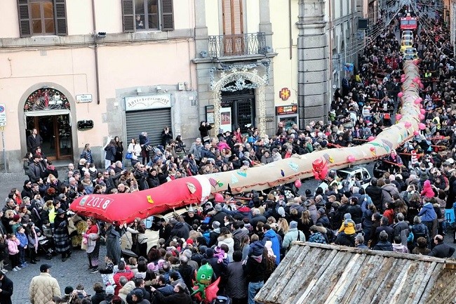 Viterbo – Arrivano le befane con la calza più lunga del mondo, occhi alla viabilità