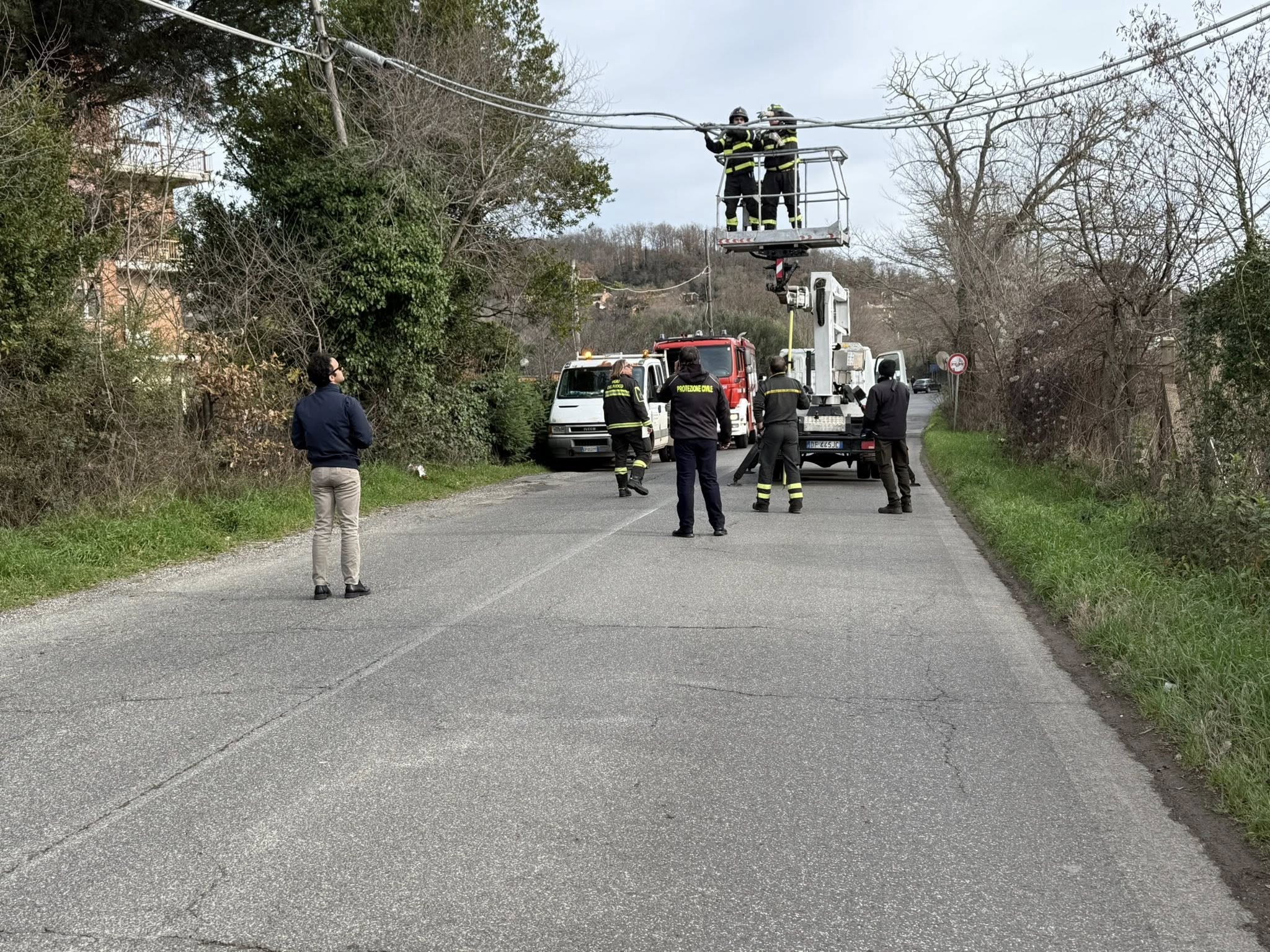 Canale Monterano – Cavo elettrico in mezzo alla strada, intervento lampo dei volontari