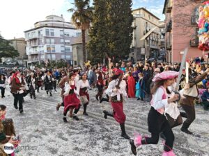 Viterbo – Il Carnevale Viterbese torna in centro: maschere, carri e musica dopo il successo degli ultimi anni