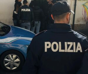 Roma – Mazze da baseball e kit da elettricista per svaligiare le auto in sosta, due arresti a Castel Romano