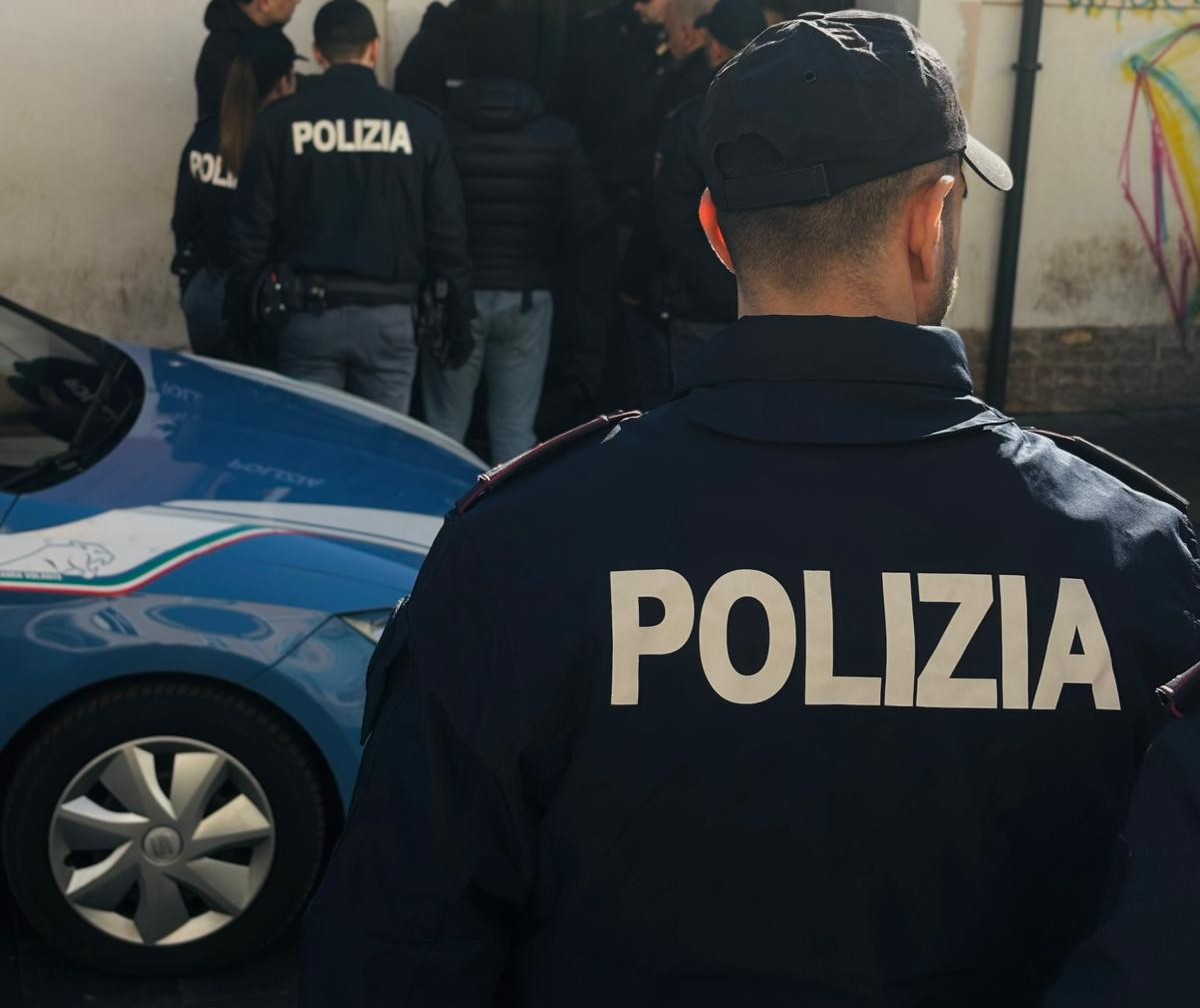 Roma – Mazze da baseball e kit da elettricista per svaligiare le auto in sosta, due arresti a Castel Romano