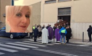 Civitavecchia – Commozione e applausi ai funerali della dottoressa Claudia Dezzi (FOTO)