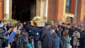 Crans-Montana, commozione a Milano per l’ultimo saluto a Chiara Costanzo