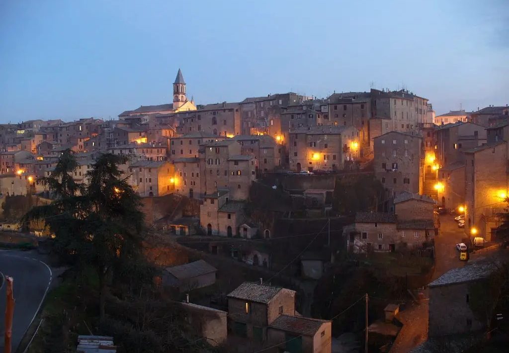 Grotte di Castro vince il bando regionale “Arte e Itinerari della Spiritualità”: al via il progetto “Segni” lungo la Via Francigena