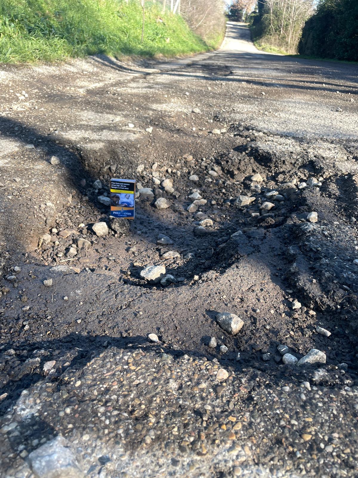 Montefiascone – “Zona Paoletti a ostacoli tra buche, degrado e silenzi istituzionali è il simbolo di un’amministrazione immobile” (FOTO)