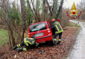 Incidente sulla Via Aretina, donna intrappolata tra le lamiere
