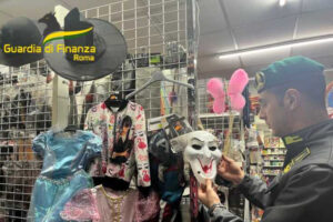 Roma – Blitz di Carnevale, un milione tra maschere, cosmetici, tatuaggi e addobbi non sicuri: scatta il sequestro