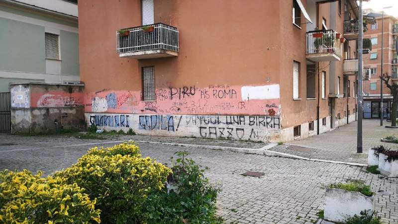 Civitavecchia – L’associazione Il Mondo di Gina: “Piazza Piccinato, 90 famiglie ostaggio di una gestione arbitraria”