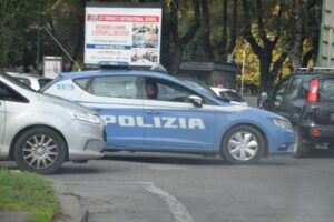 Viterbo – Pregiudicato sorpreso a svaligiare auto a Pianoscarano: arrestato 24enne