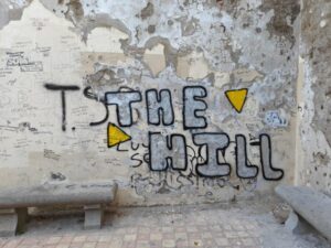 Viterbo – Muri imbrattati, conto ai proprietari: il Comune pensa alla multa per chi subisce il vandalismo