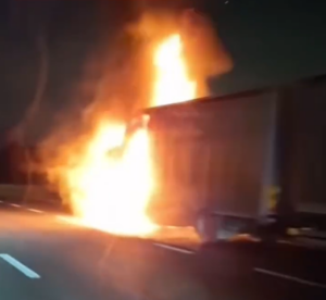 Via Pontina, tir in fiamme verso Roma: paura e traffico rallentato dopo Pomezia