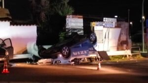 Inseguimento a Torvaianica, volante si ribalta durante la fuga di un’auto rubata: due poliziotti feriti