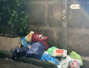 Viterbo – Via Saffi da “via degli artisti” a via dell’abbandono: “Rifiuti ogni giorno sulla strada, nonostante i proclami”