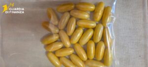 Fiumicino – Ovuli di cocaina nello stomaco, donna arrestata all’aeroporto Leonardo da Vinci