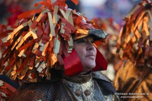 La Tuscia tifa per Luca Cristofori, 200 costumi realizzati a Caprarola sfilano a Viareggio (FOTO)
