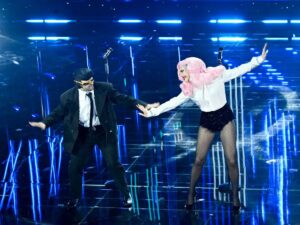 sanremo-ditonellapiaga-con-tonypitony-vince-serata-cover-morandi-a-sorpresa-sul-palco-per-duettare-con-il-figlio-premio-alla-carriera-a-caterina-caselli