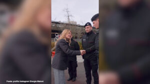 Milano-Cortina, Meloni saluta militari e forze dell’ordine