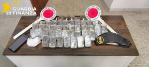 Civitavecchia – Il cane Milton fiuta un chilo di hashish, arrestati due trentenni