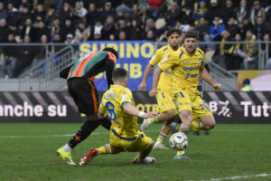 Serie B – Frosinone beffato e ribaltato: scontro diretto al Venezia, capolista in fuga