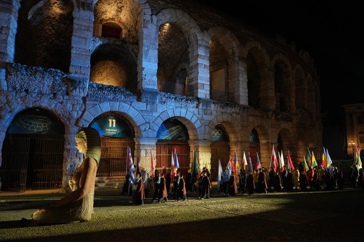 Olimpiadi invernali – Spenti i bracieri, spettacolo di chiusura all’Arena di Verona