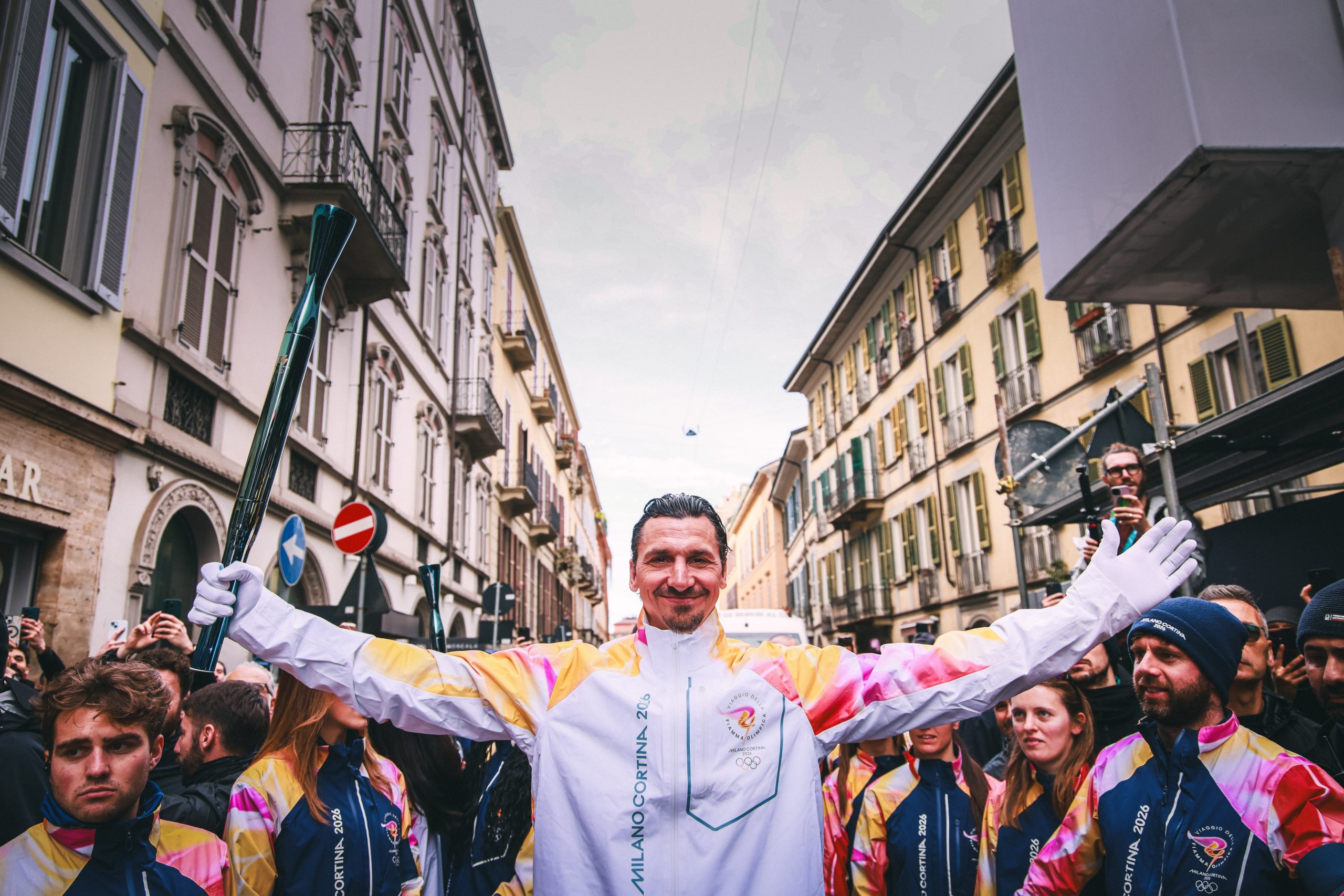 Milano Cortina, emozione e fermento: anche Ibra e Chivu tedofori per le strade come Allegri