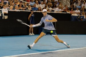 Buona la prima di Sinner a Doha, Machac ko in 2 set