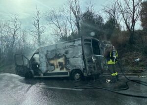 Pontina nel caos: veicolo in fiamme a Castel di Decima, coda dal GRA e strada da evitare verso Latina (VIDEO)