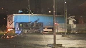 Anguillara Sabazia – Camion abbatte la sbarra del passaggio a livello: traffico in tilt e disagi sulla linea ferroviaria