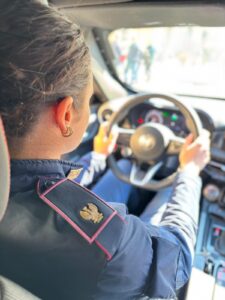 Albano Laziale – Deruba fattorino durante la consegna e fa “spesa” con la sua carta di credito, arrestato