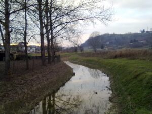 Diciassettenne strangolata e gettata in un fiume, la trovano gli amici. Sotto assedio la casa di un immigrato