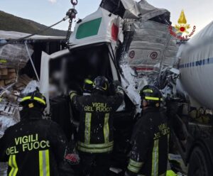 Muore un camionista in uno scontro tra tir a Priverno: chiusa la statale “Dei Monti Lepini” in entrambe le direzioni