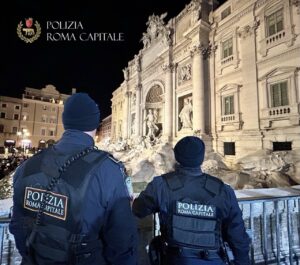 Roma – Fontana di Trevi: intercettato il borseggiatore che da giorni prendeva di mira i turisti nella zona, arrestato