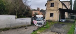 Gallese – Camion incastrato sul ponte di strada Cerreto: accesso completamente chiuso
