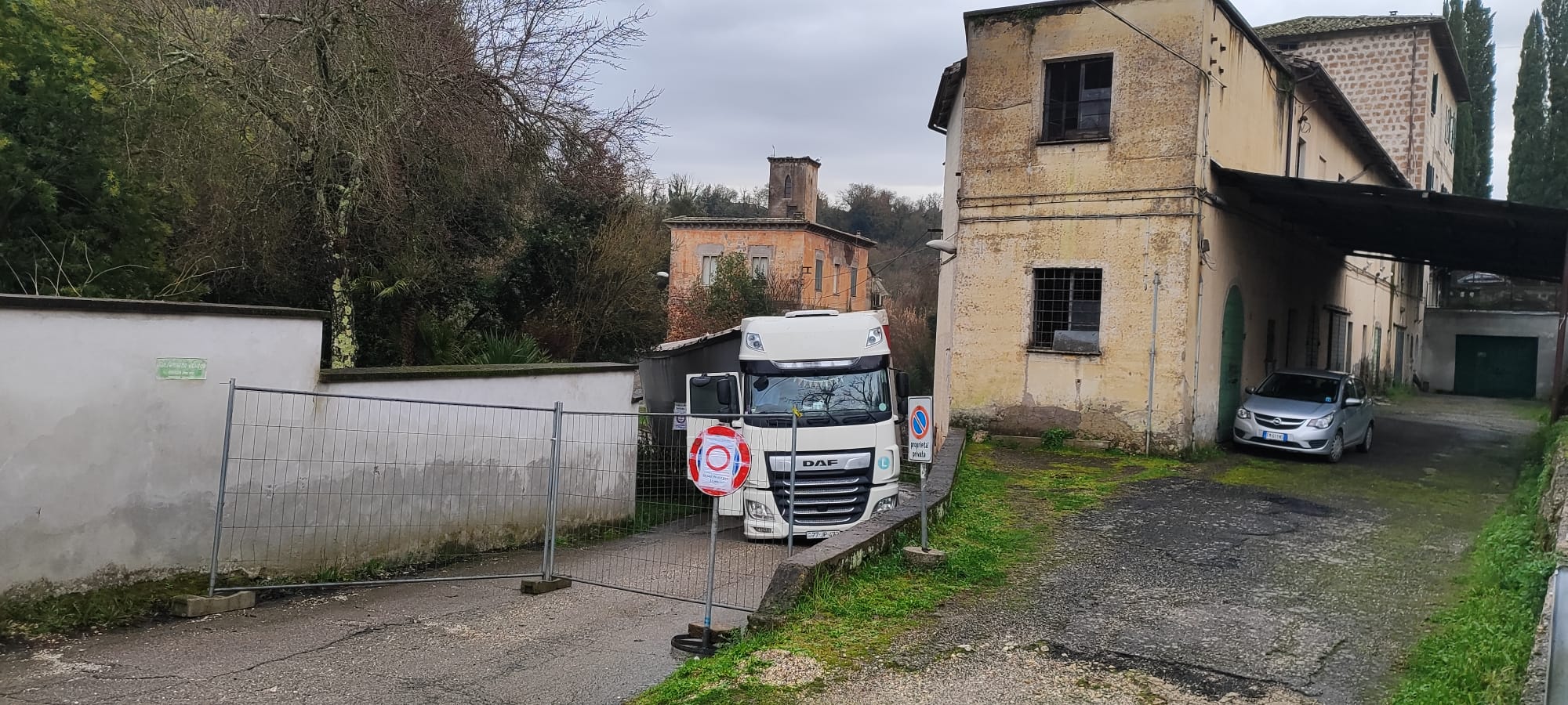 Gallese – Camion incastrato sul ponte di strada Cerreto: accesso completamente chiuso