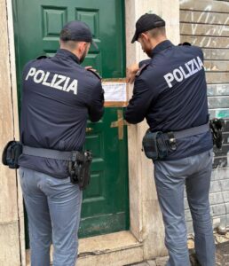 Roma – Clienti oltre limiti, carenze igieniche e materiali infiammabili, sigilli a night club abusivo