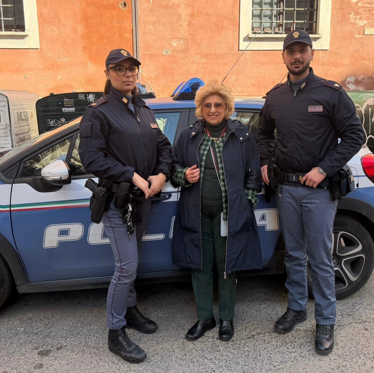 Roma – Derubano anziana e fanno “scorta” di sigarette con le sue carte di credito, 3 arresti