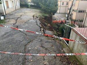 Arce – Crolla muro vicino scuola, nessun ferito ma area evacuata (FOTO)
