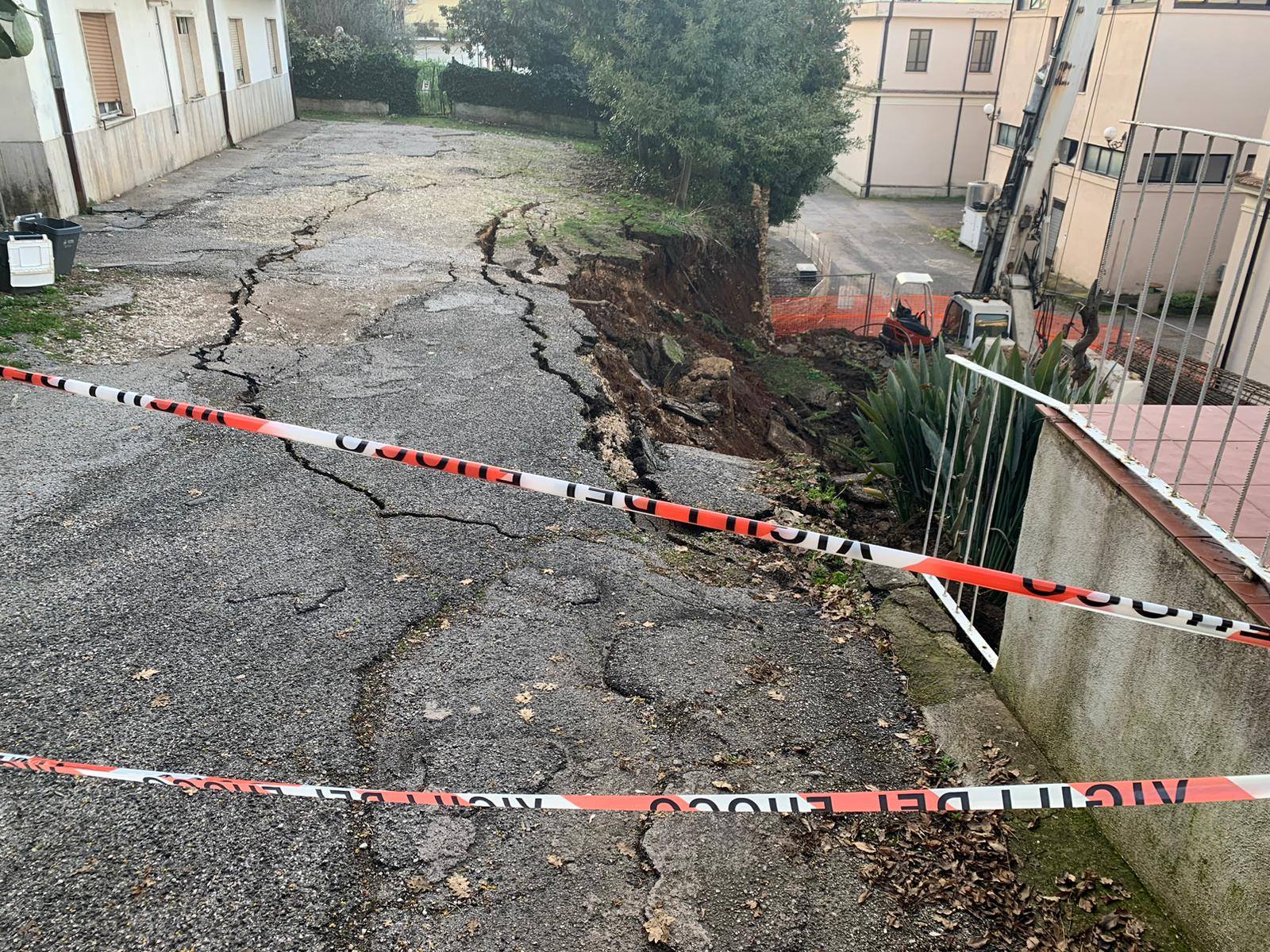 Arce – Crolla muro vicino scuola, nessun ferito ma area evacuata (FOTO)